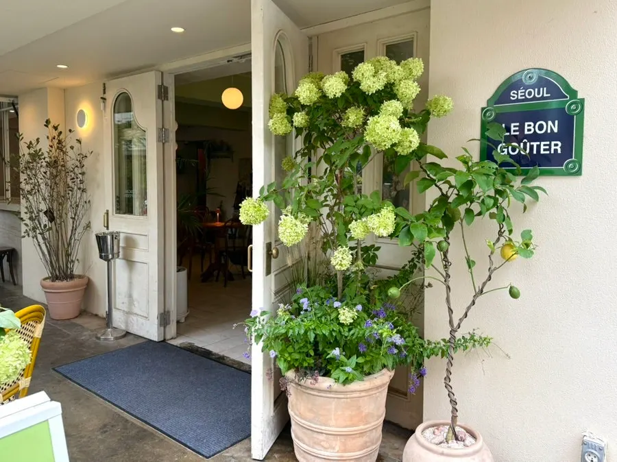 Alley scene near the Le Bon Goûter entrance