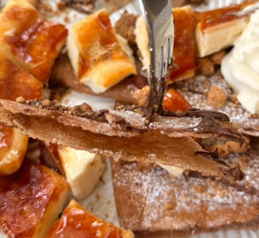 Cross-section of the thin, crispy banana brûlée galette