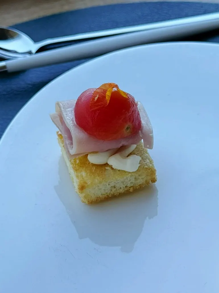 Shrimp tart with melon filling and lime aroma