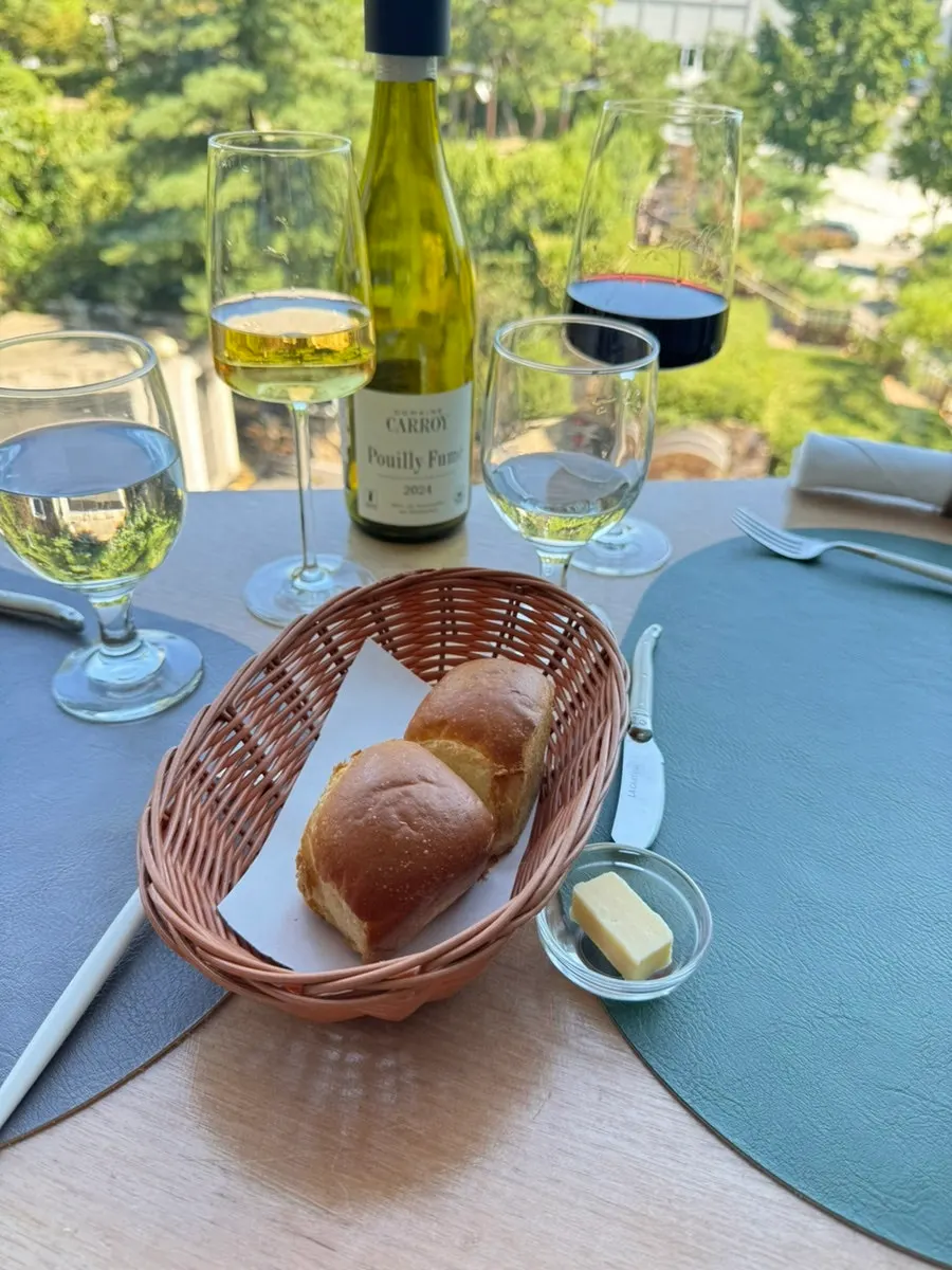 Toasting with non-alcoholic white wine and red wine