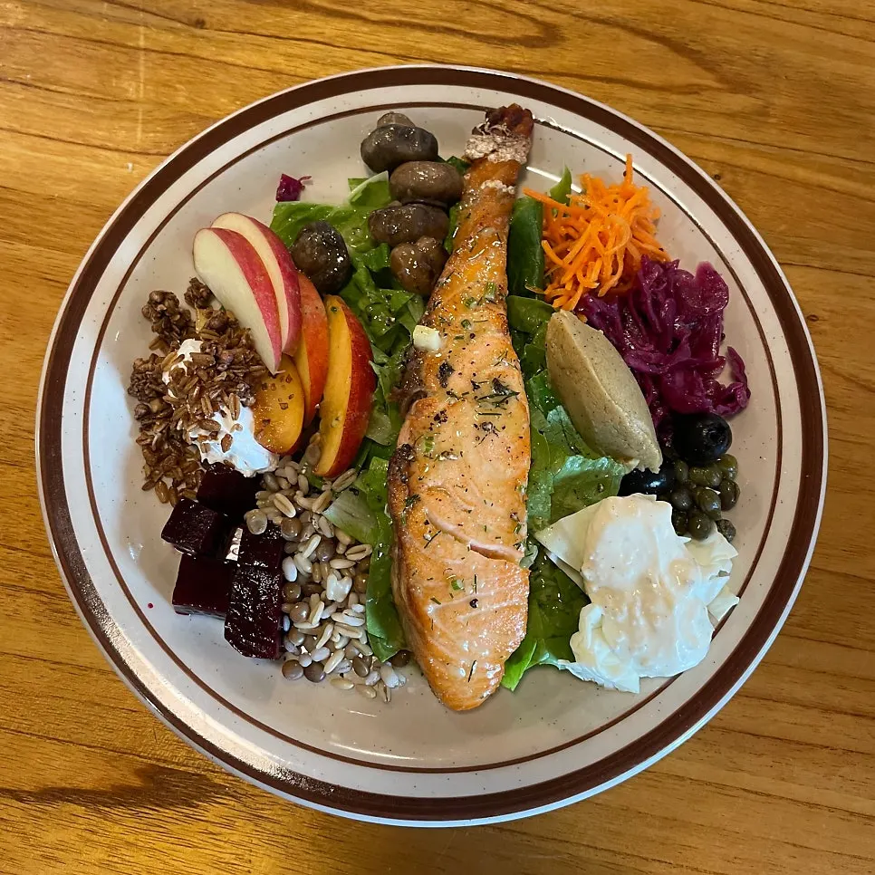 Salmon steak plated with 16 ingredients on the garden plate