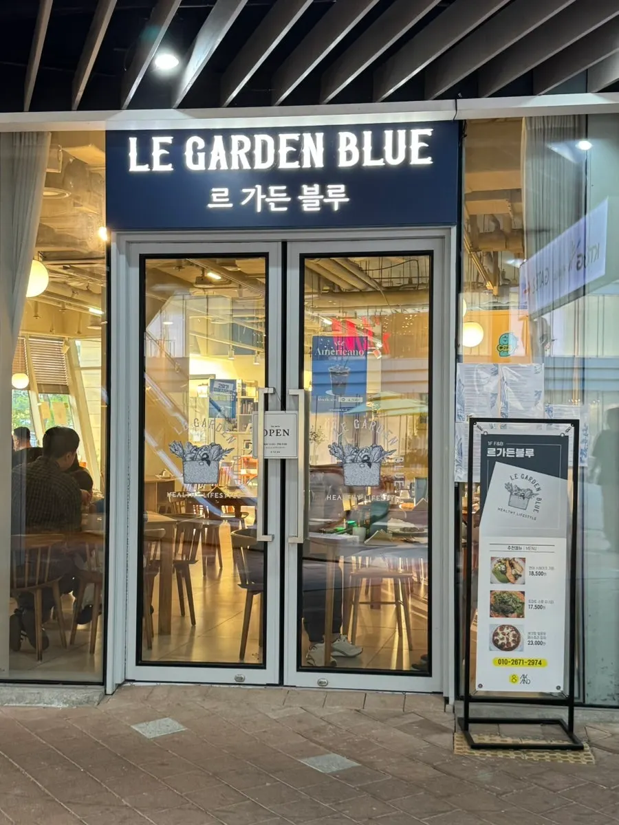 Fountain in the 1st floor dining area of KT&G Sejong Tower A