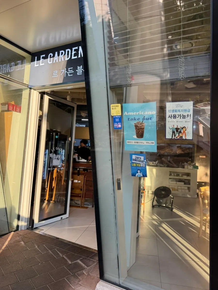 Le Garden Bleu's entrance on the left side of the storefront