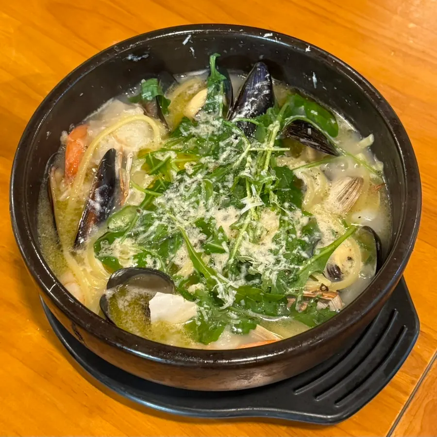 Cucumber and pepper pickles with individual bowls