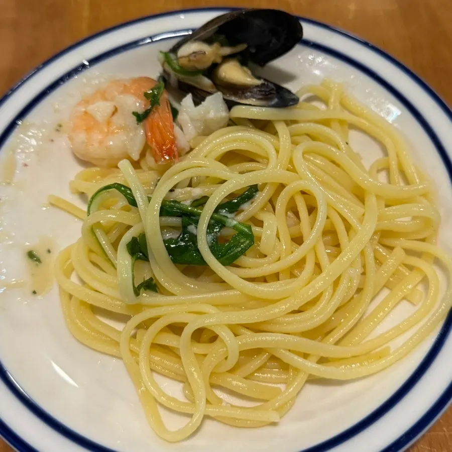Gambas pasta served in an earthenware hot pot