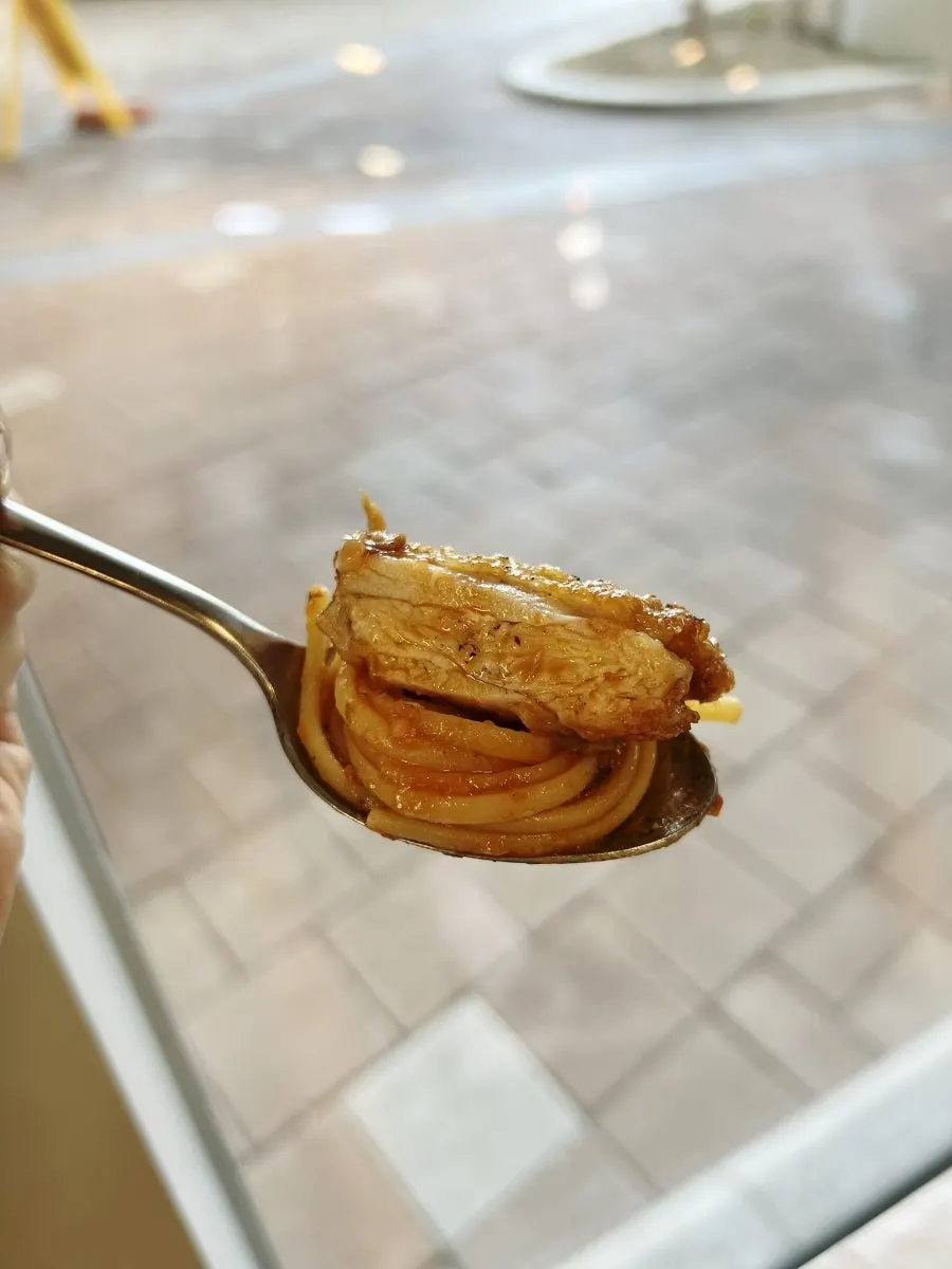 토마토 소스에 버무려진 파스타 면