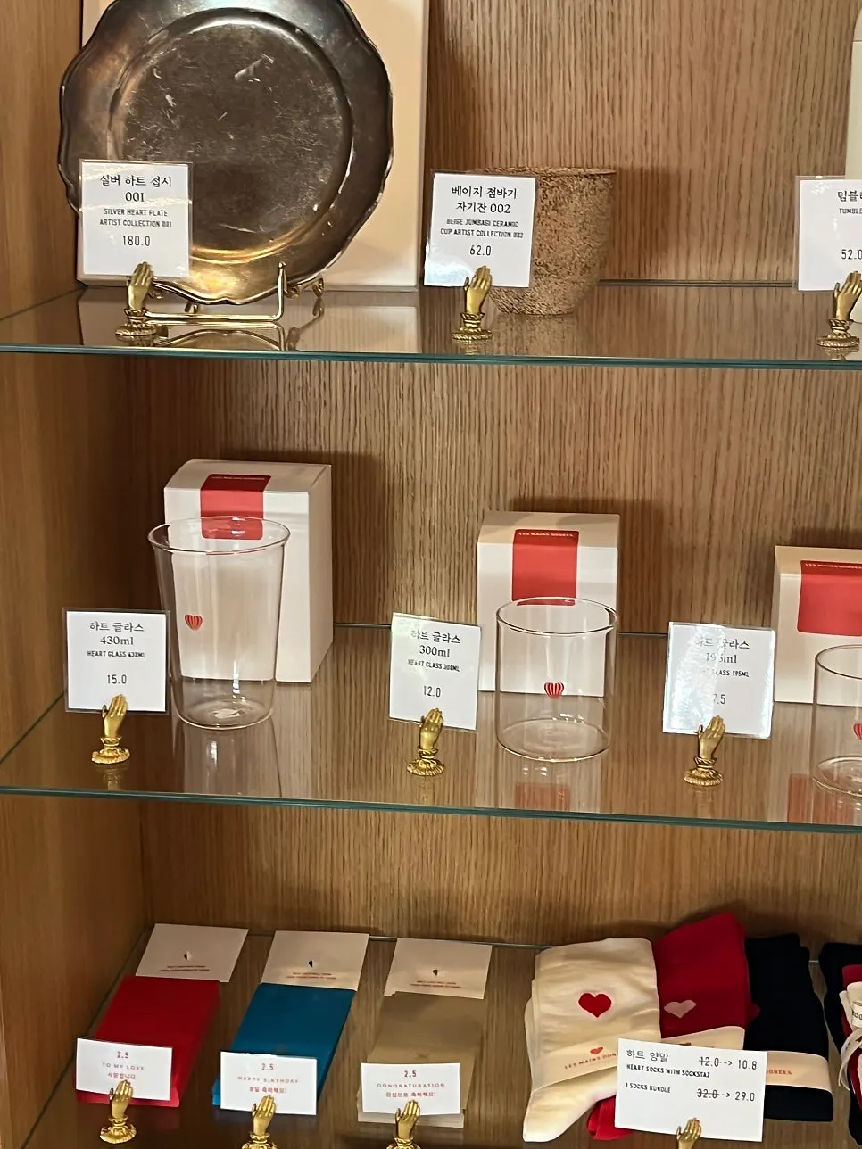 Heart-shaped plates and small goods displayed in the store