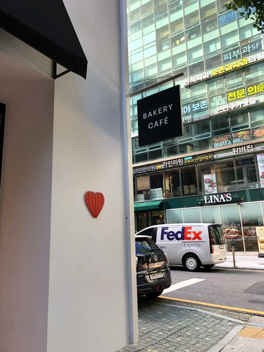 Entrance of Lemangdoré Gwanghwamun with the heart logo