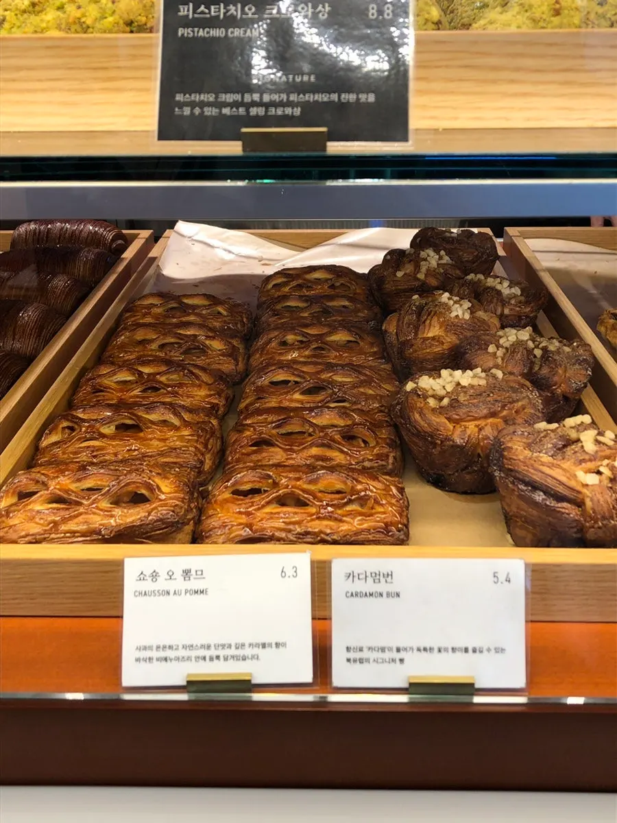 Bakery display case with the cardamom bun at Lemangdoré