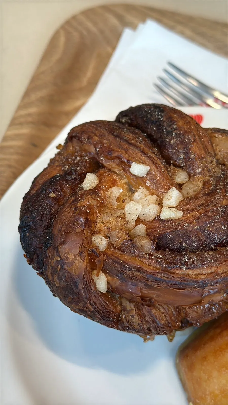 Lemangdoré's cardamom bun on a plate