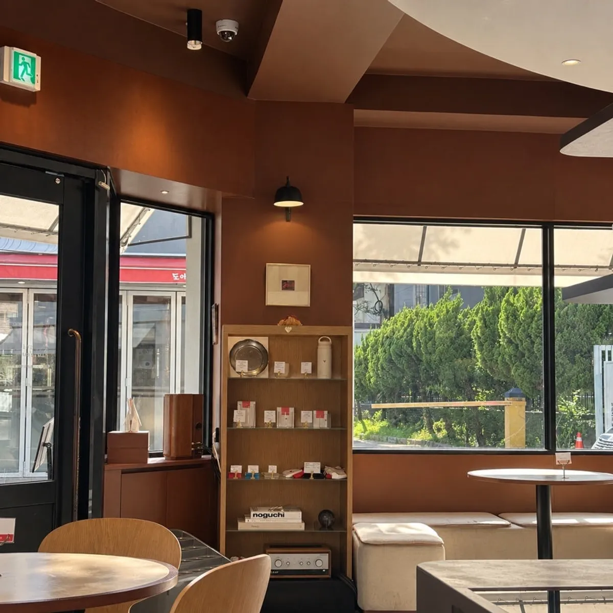 Interior of Remangdore with red color accents