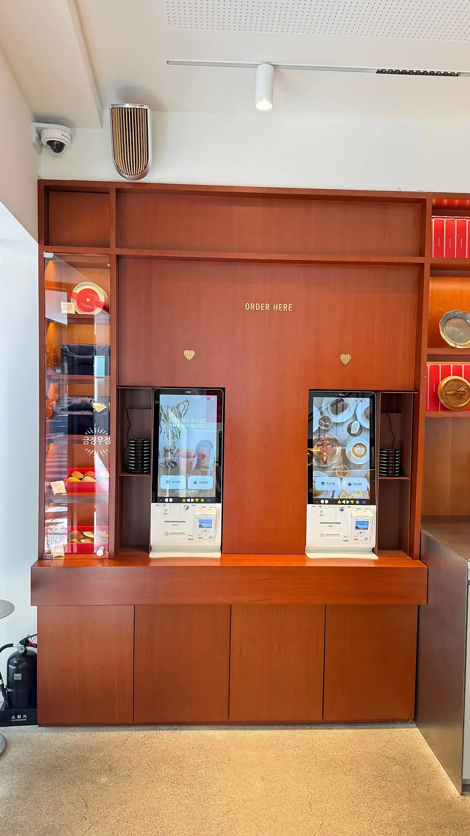 Interior around the register on the 1st floor of Lemangdoré