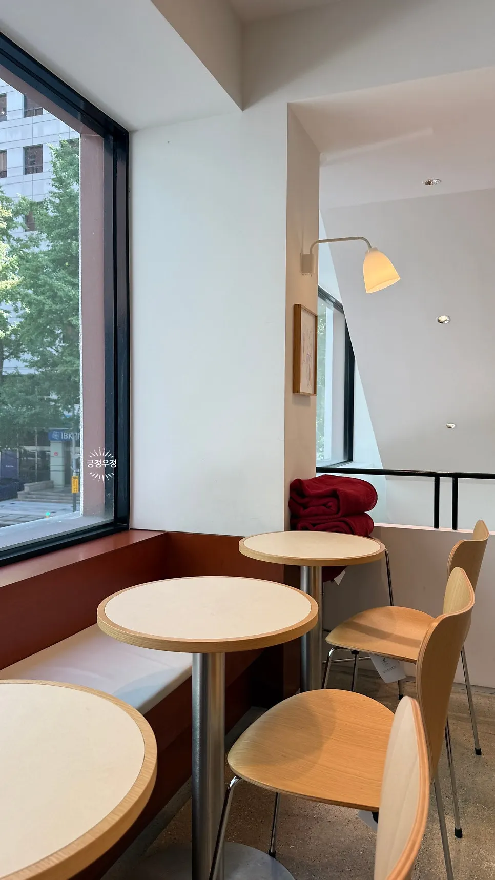 Seats for 1–2 people on the 2nd floor of Lemangdoré
