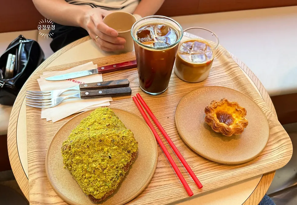 Iced Americano and iced flat white with dessert spread