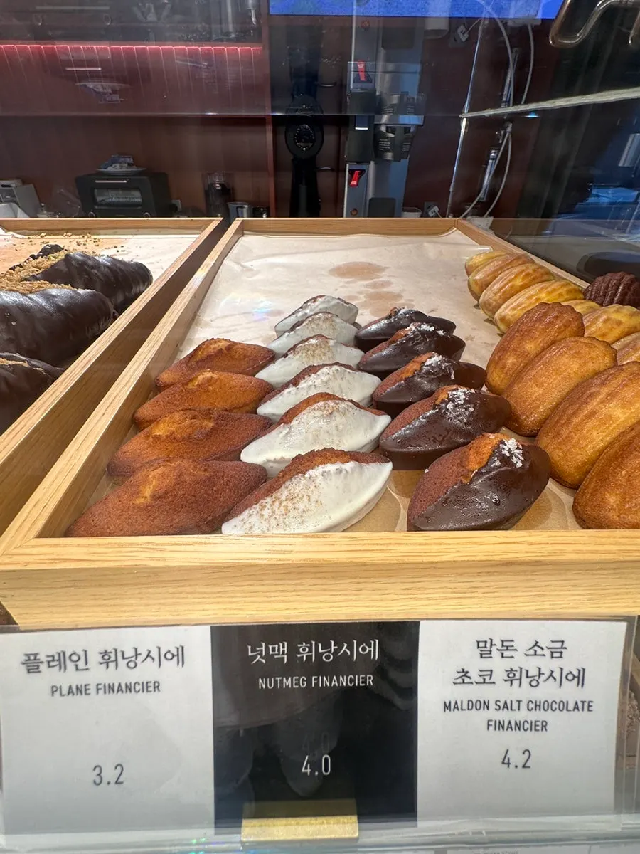 1층 베이커리 진열대 가까이서 본 모습