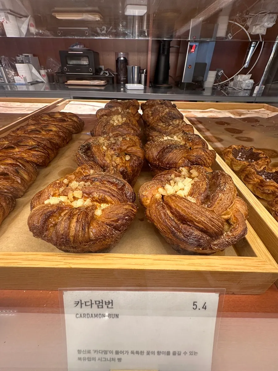 빵이 채워진 레망도레 베이커리 쇼케이스