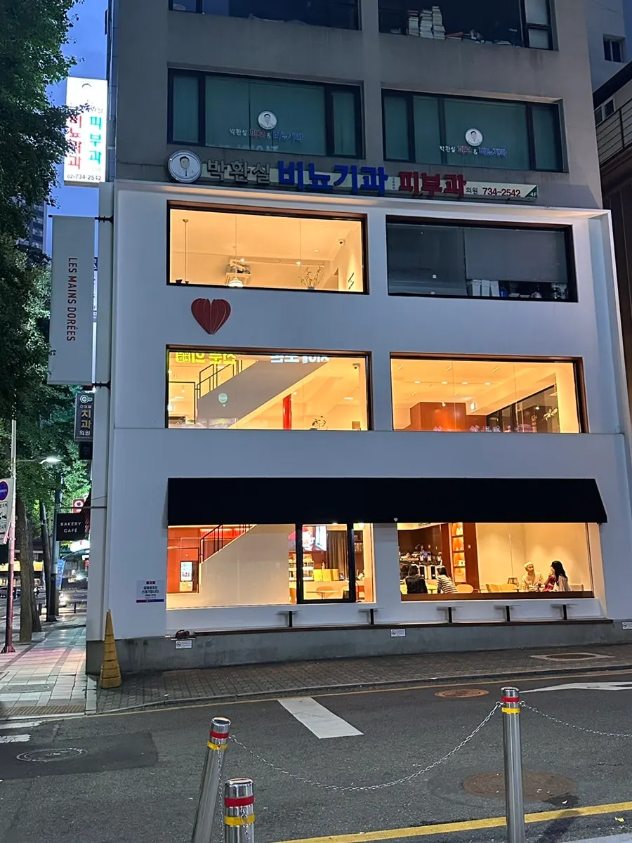 프랑스 감성 인테리어의 카페 내부