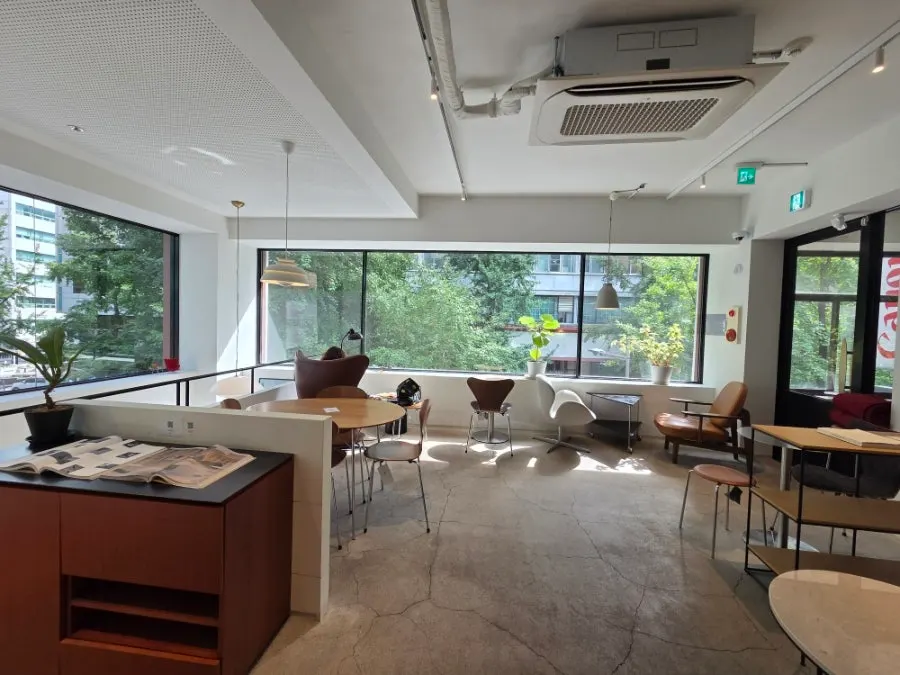 Relaxed atmosphere of the 3rd floor seating