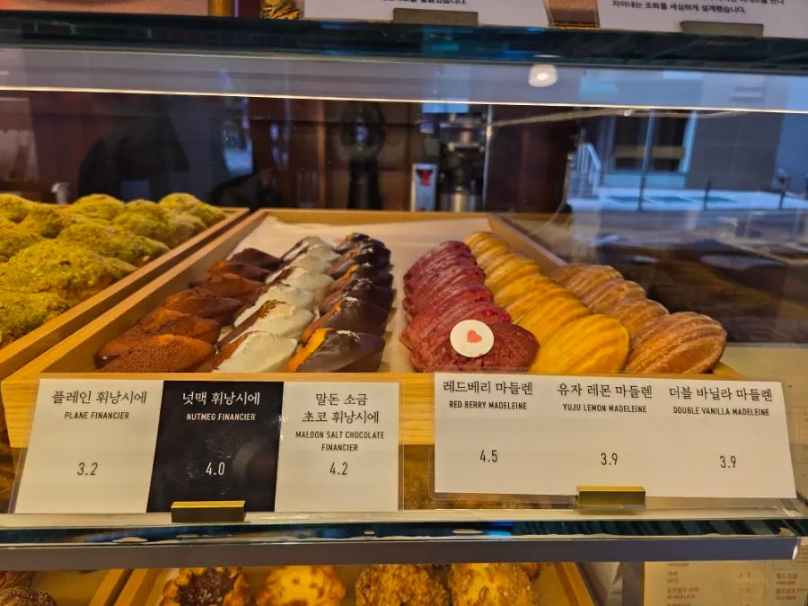 Display shelf of financiers and madeleines