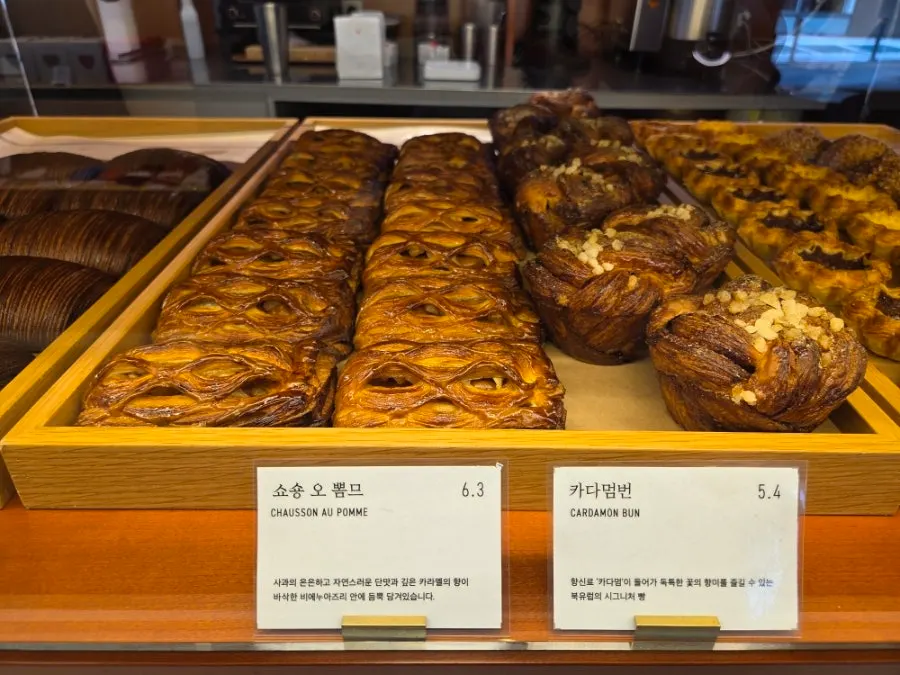 Cardamom buns in the showcase