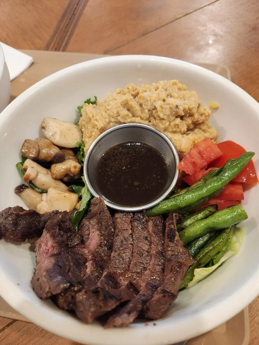 Steak Bowl with hummus and mushrooms