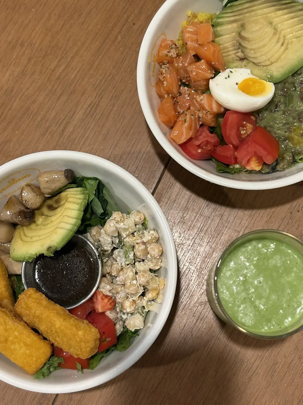 Table set with Yeona Bowl, Dua Bowl and green smoothie