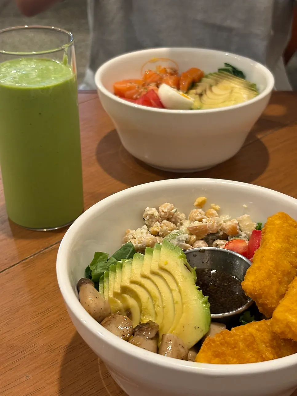 Table setting with two ordered salad bowls