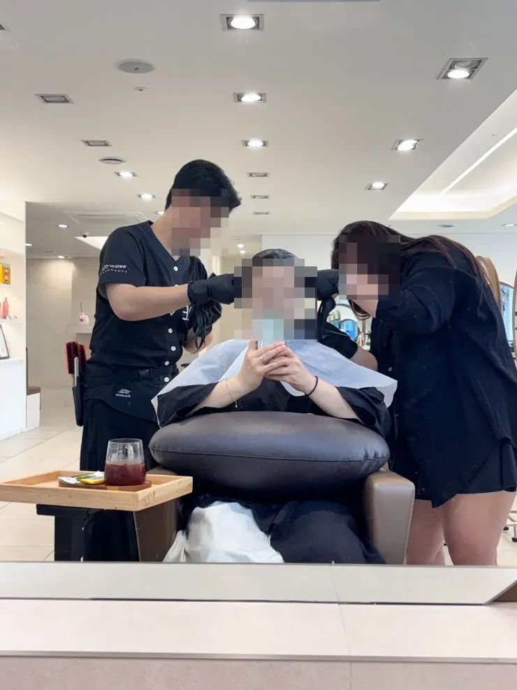 소라실장님이 염색 작업을 진행하는 모습