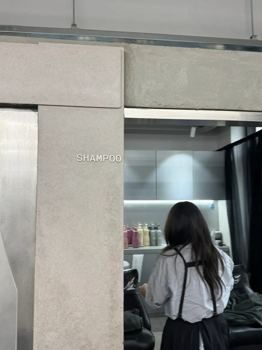 Cozy atmosphere of the Recteur Seoul shampoo room