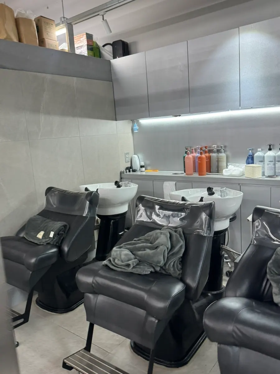 Shampoo room seat prepared with a blanket
