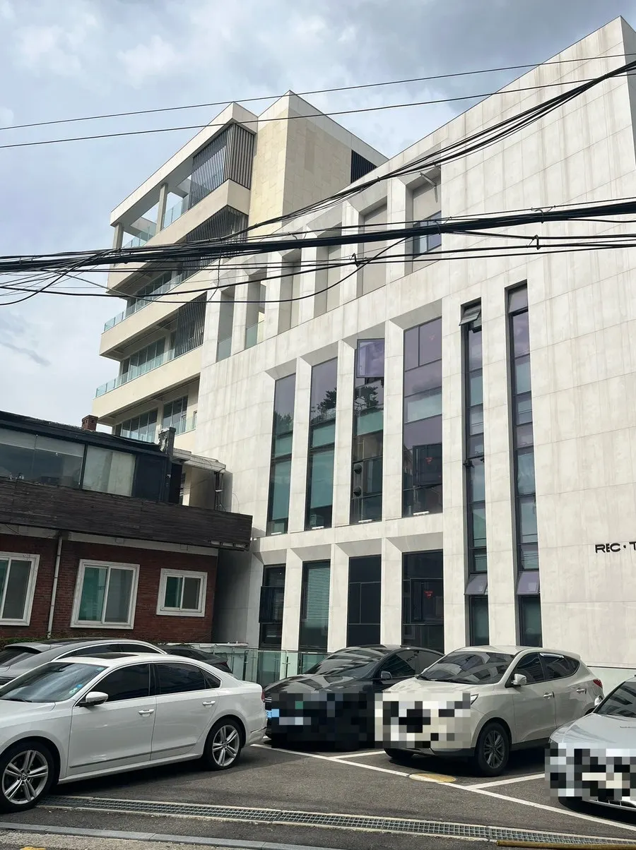흰색 새 건물에 자리한 렉터 서울 외관