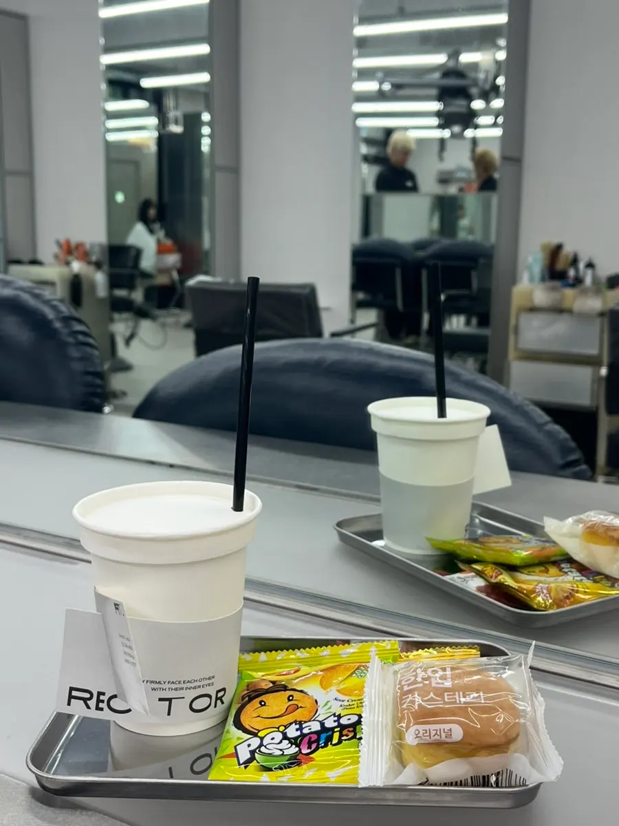 열처리 기기로 머릿결을 펴는 과정