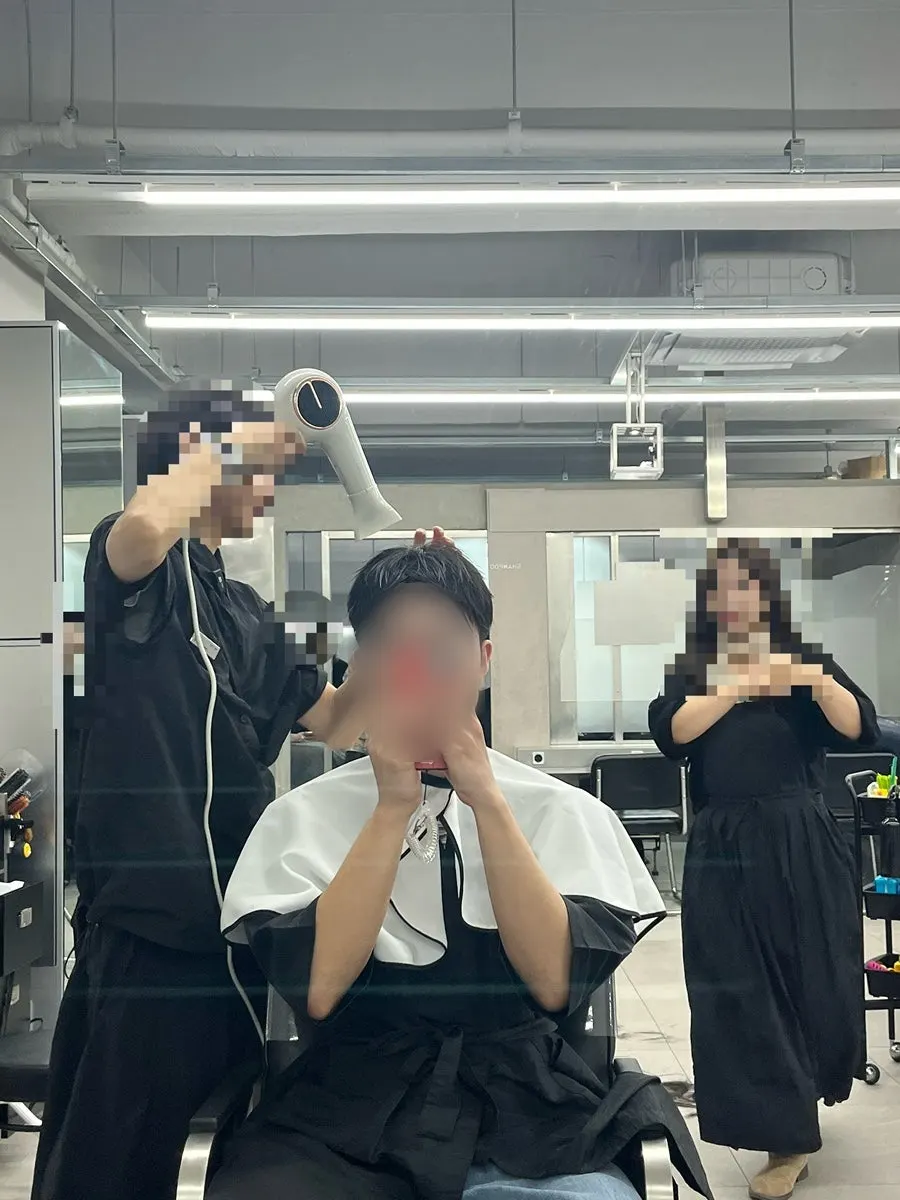 대기 중 제공된 커피와 카스테라
