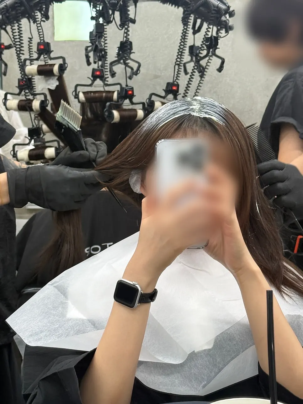 Applying dye starting from the roots