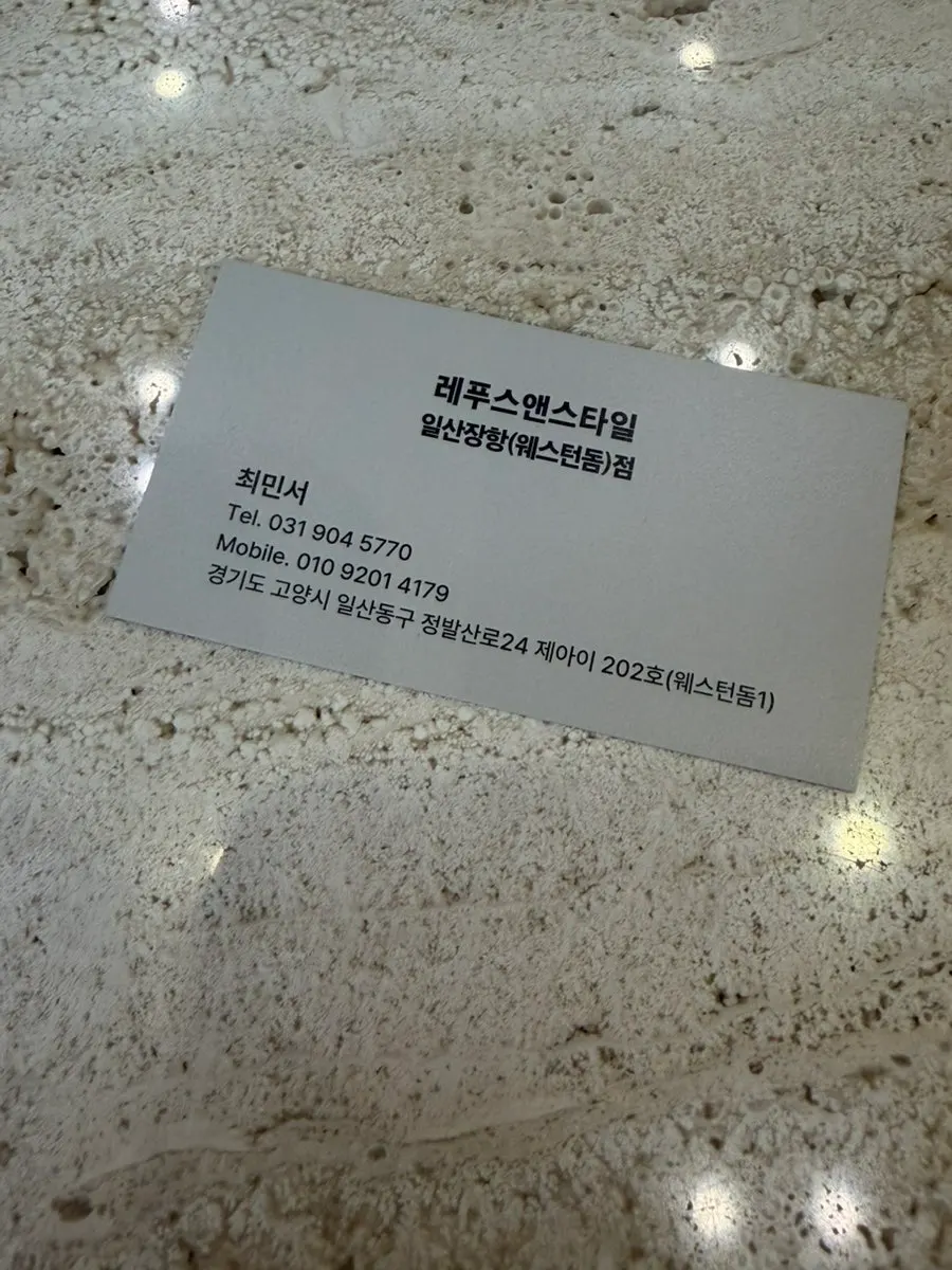 足疗师进行足部护理的场景