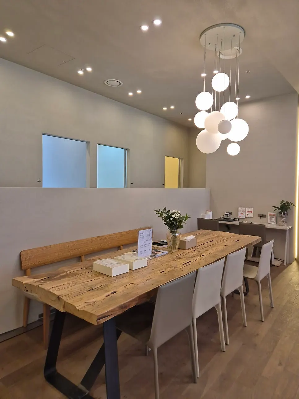 Café-like waiting area at Refus