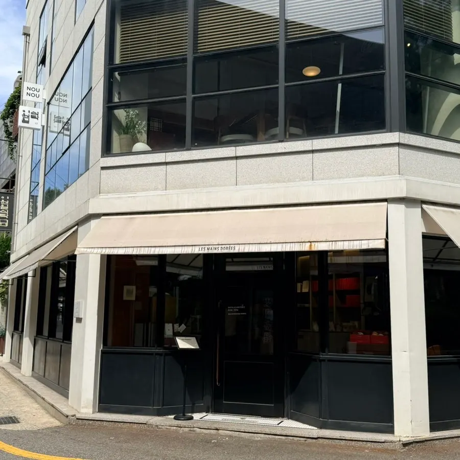 체리우드와 골드 톤의 레망도레 내부 인테리어