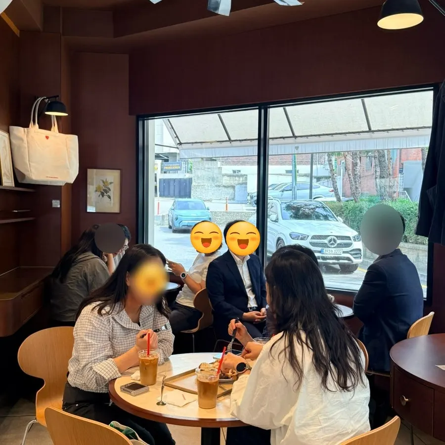 호텔 로비 같은 분위기의 레망도레 매장 내부