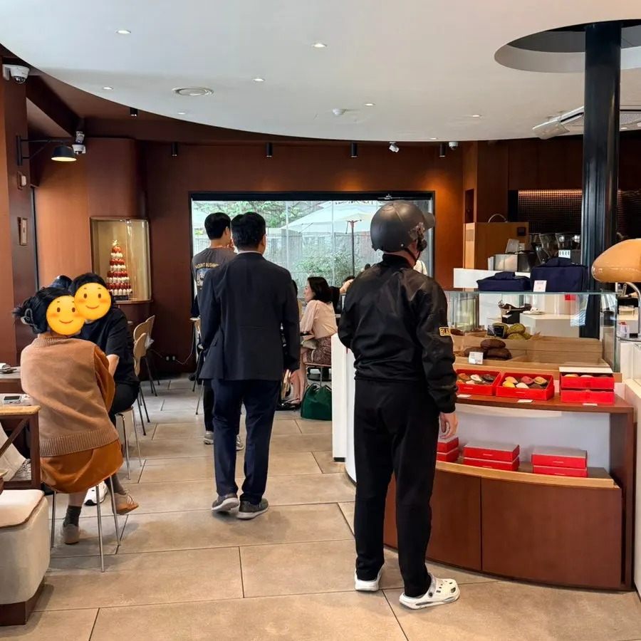 레망도레 카페 공간의 조명과 소품