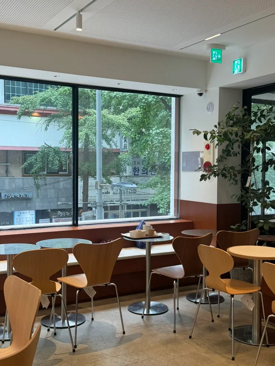 Seating spaces divided by floor