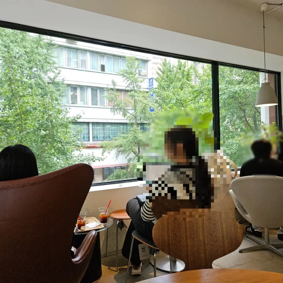 통창 너머 은행나무가 보이는 창가 자리