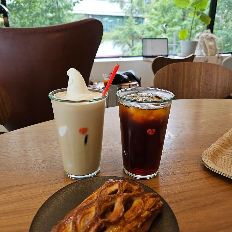 오후 햇살이 드는 3층 창가 테이블