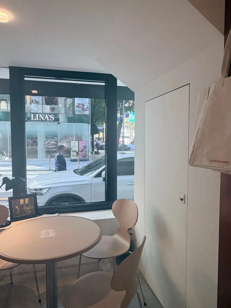 레망도레 광화문점 굿즈 진열 선반