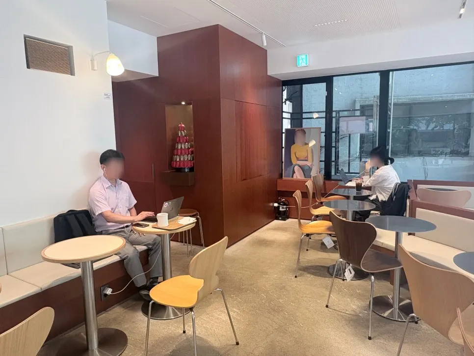레망도레 광화문점 2층 창가 자리