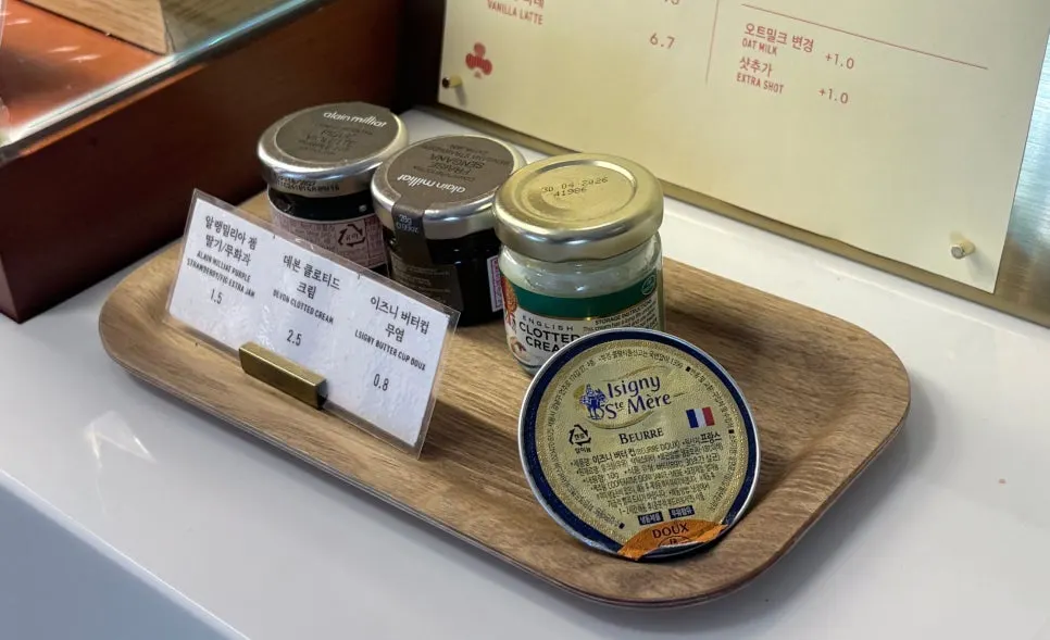 레망도레 광화문점 베이커리 진열대