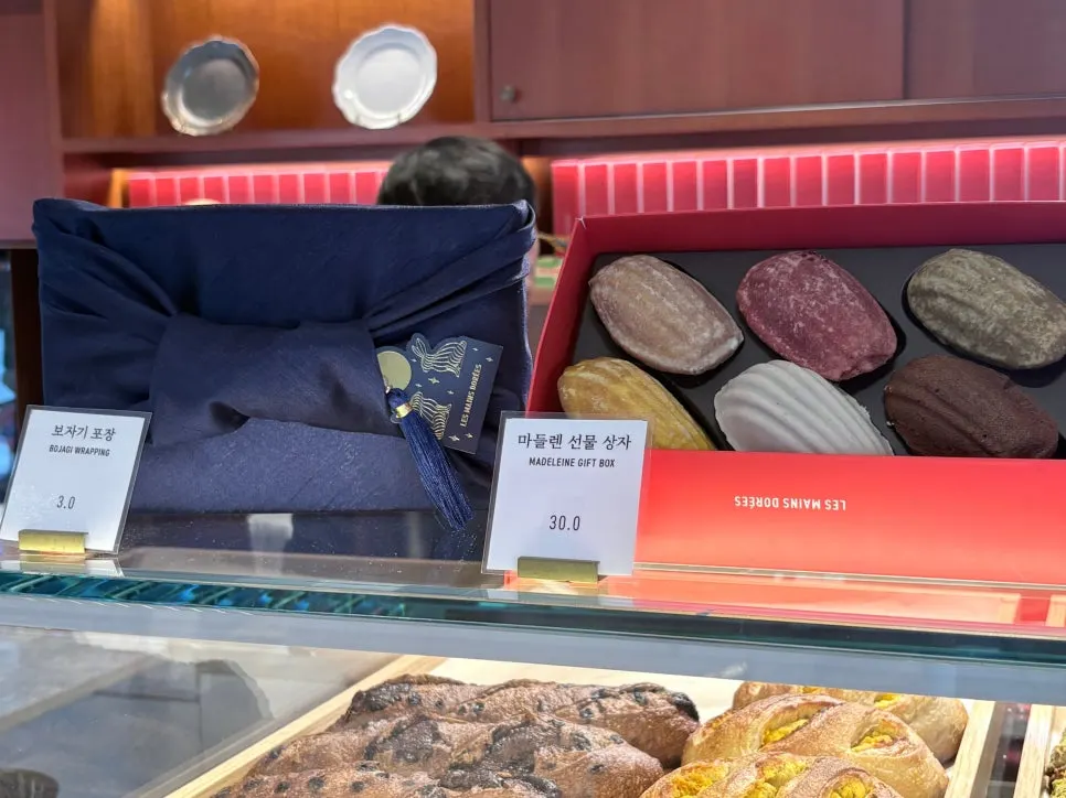 레망도레 광화문점 빵 진열대 전경