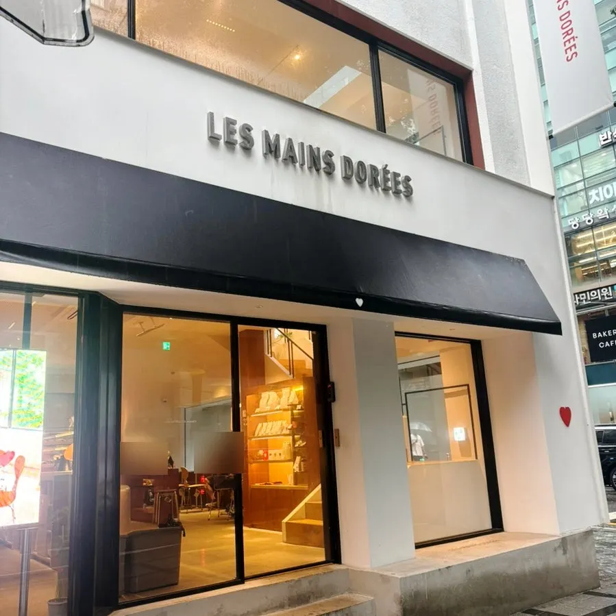Coffee and dessert on a table at Lemangdoré Gwanghwamun