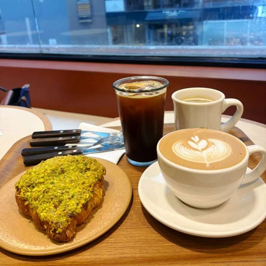 Order set of Americanos, latte, and pistachio croissant