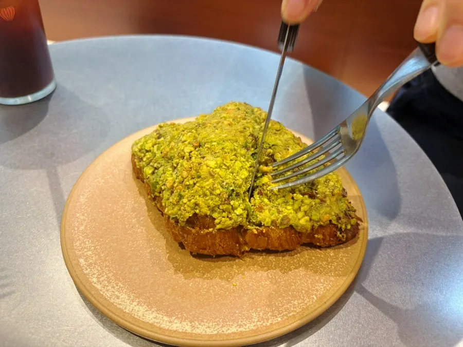 Plate with the green pistachio croissant
