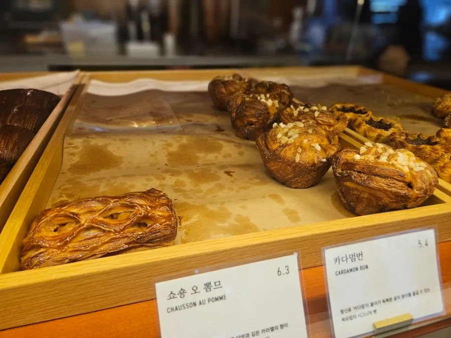 레망도레 광화문점 베이커리 진열